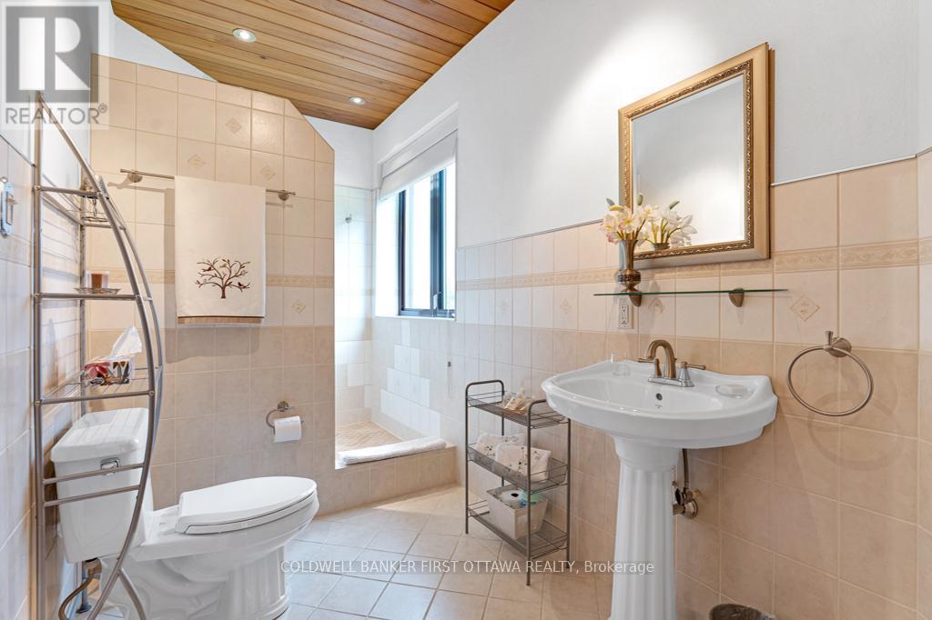 Ensuite off familyroom (or bedroom) - 2499 Bathurst Concession 2 Road, Tay Valley, ON - Indoor Photo Showing Bathroom