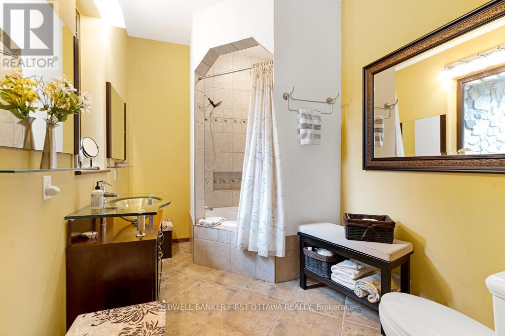 Second bedroom's 4 pc ensuite - 2499 Bathurst Concession 2 Road, Tay Valley, ON - Indoor