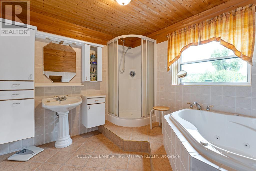 Primary suite's ensuite with shower & soaker tub - 2499 Bathurst Concession 2 Road, Tay Valley, ON - Indoor Photo Showing Bathroom
