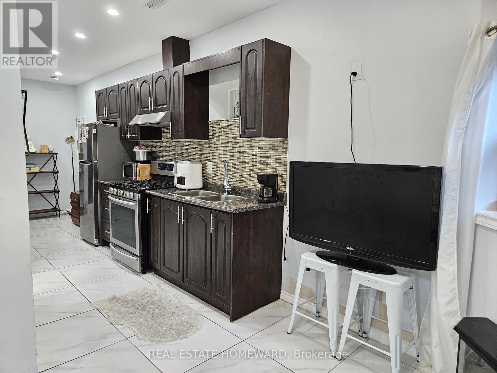 Lower - 141 Coxwell Avenue, Toronto, ON