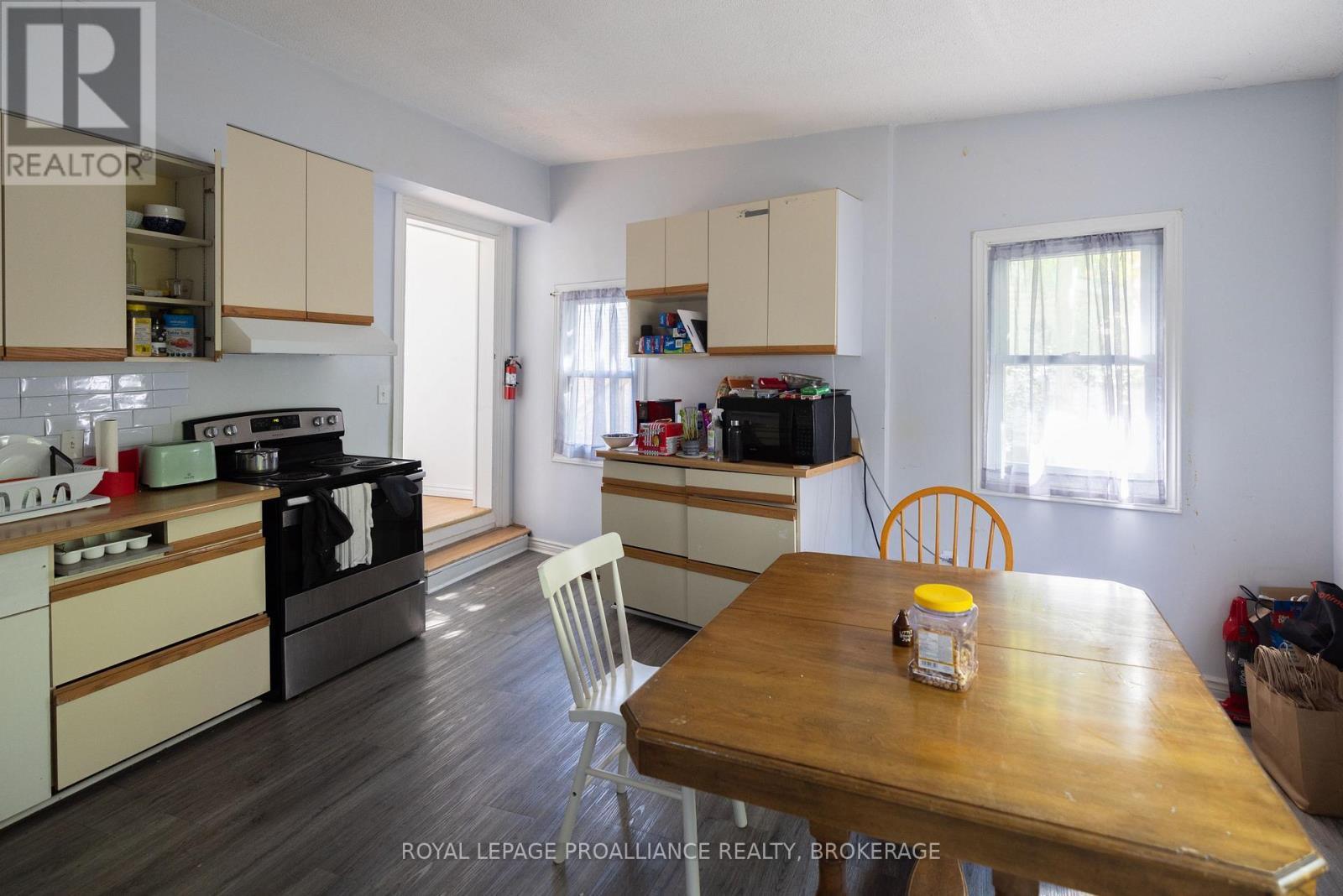 138 Chatham Street, Kingston (East Of Sir John A. Blvd), ON - Indoor Photo Showing Kitchen