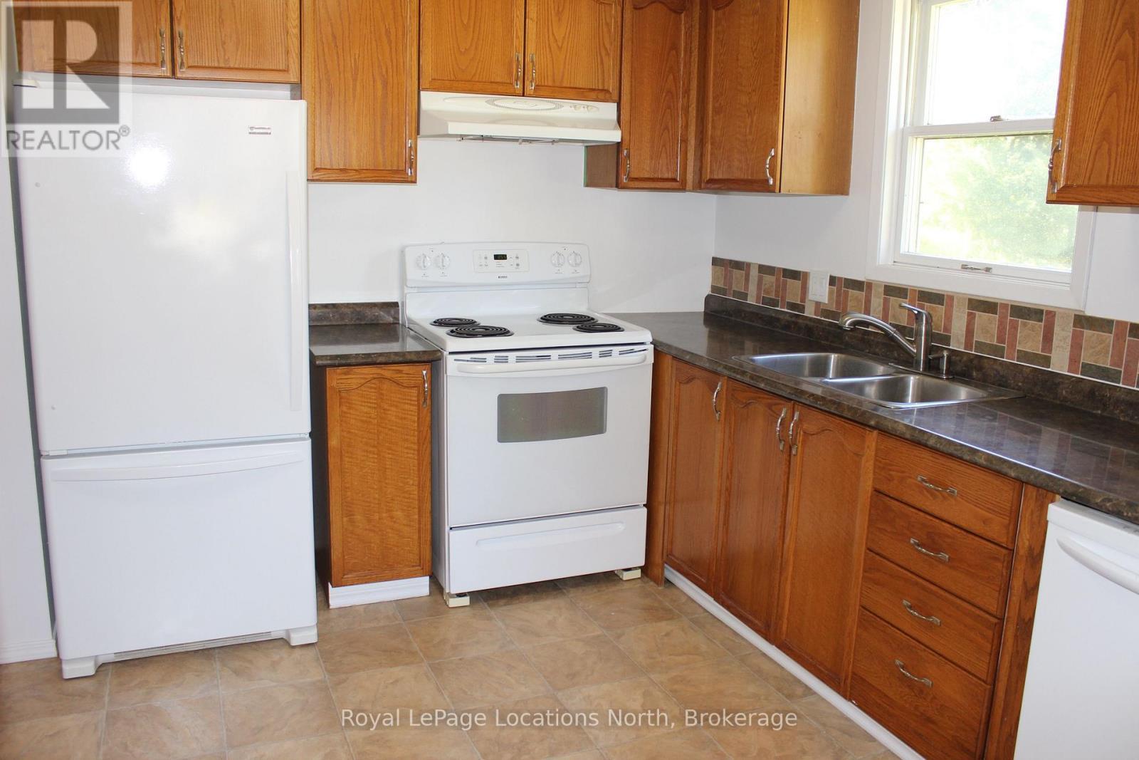 112 Smallman Drive, Wasaga Beach, ON - Indoor Photo Showing Kitchen With Double Sink