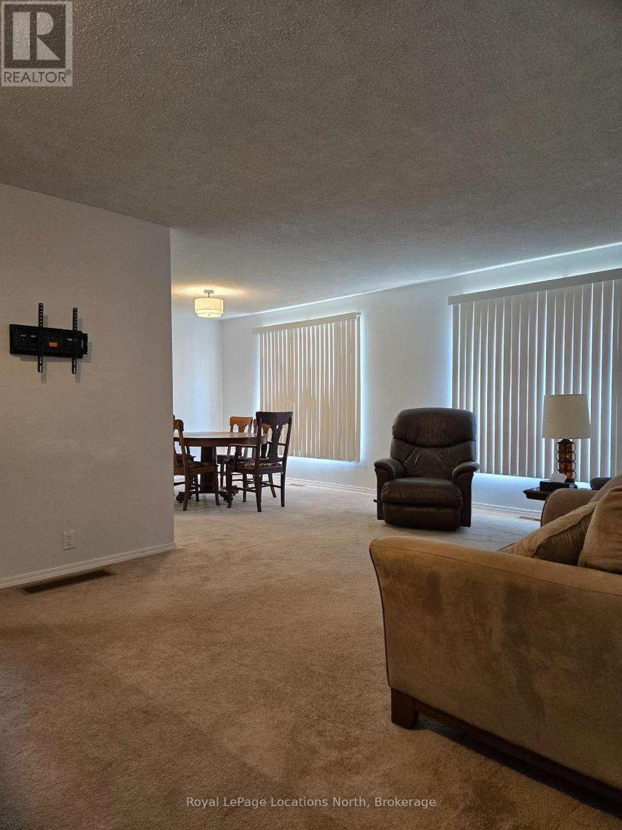 112 Smallman Drive, Wasaga Beach, ON - Indoor Photo Showing Living Room