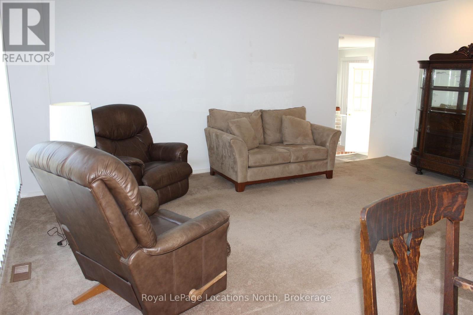 112 Smallman Drive, Wasaga Beach, ON - Indoor Photo Showing Living Room
