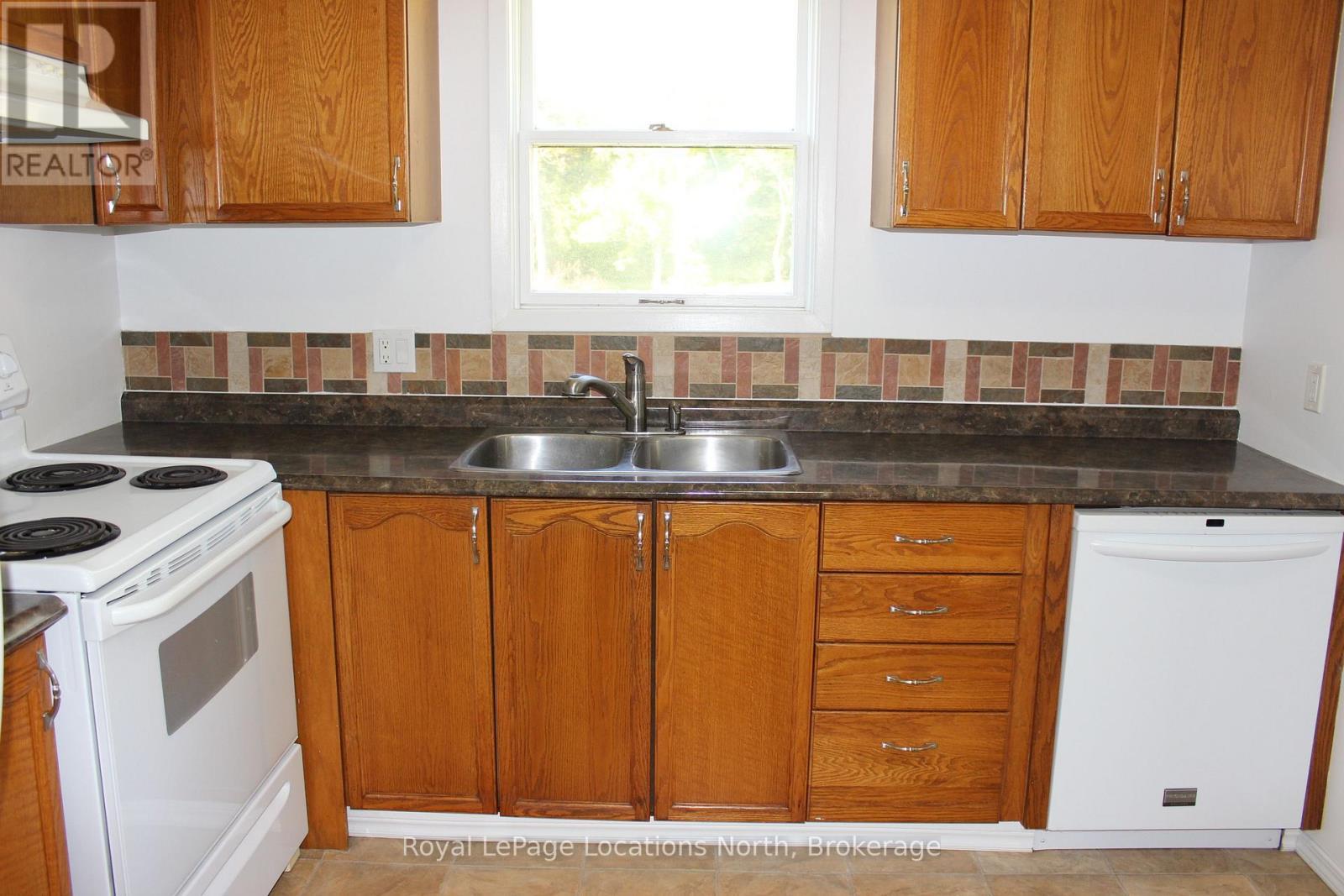 112 Smallman Drive, Wasaga Beach, ON - Indoor Photo Showing Kitchen With Double Sink