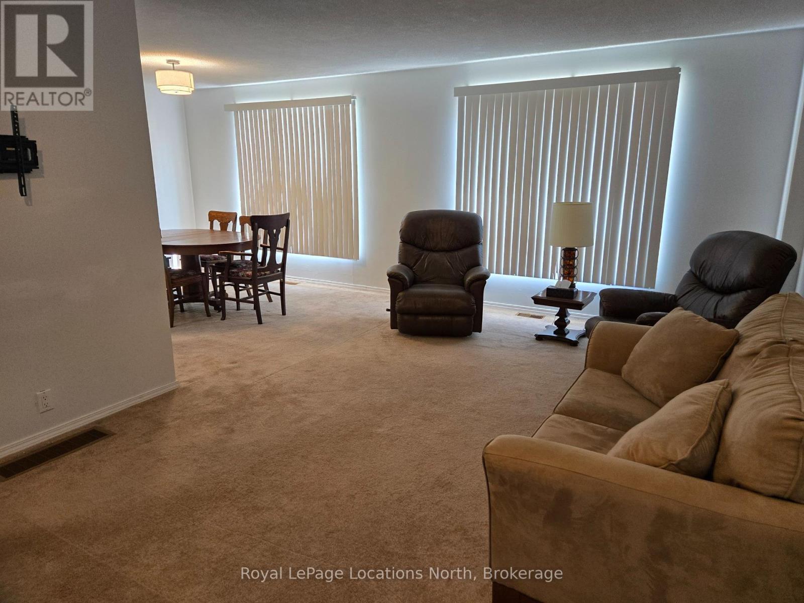 112 Smallman Drive, Wasaga Beach, ON - Indoor Photo Showing Living Room