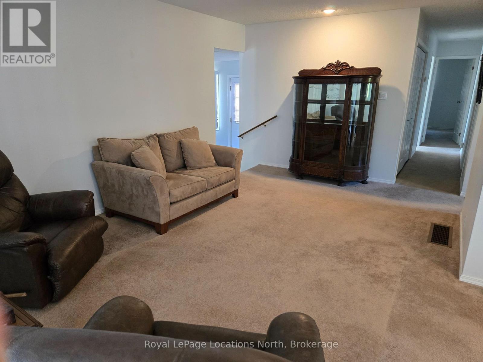 112 Smallman Drive, Wasaga Beach, ON - Indoor Photo Showing Living Room