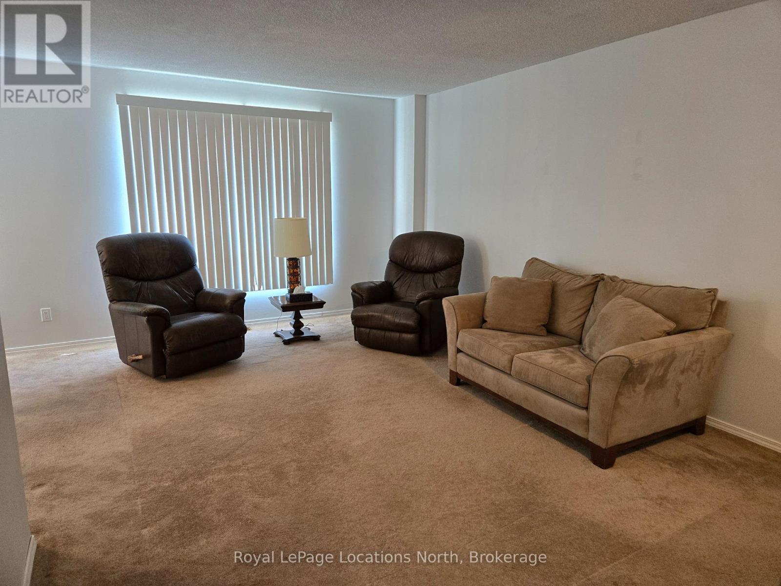 112 Smallman Drive, Wasaga Beach, ON - Indoor Photo Showing Living Room
