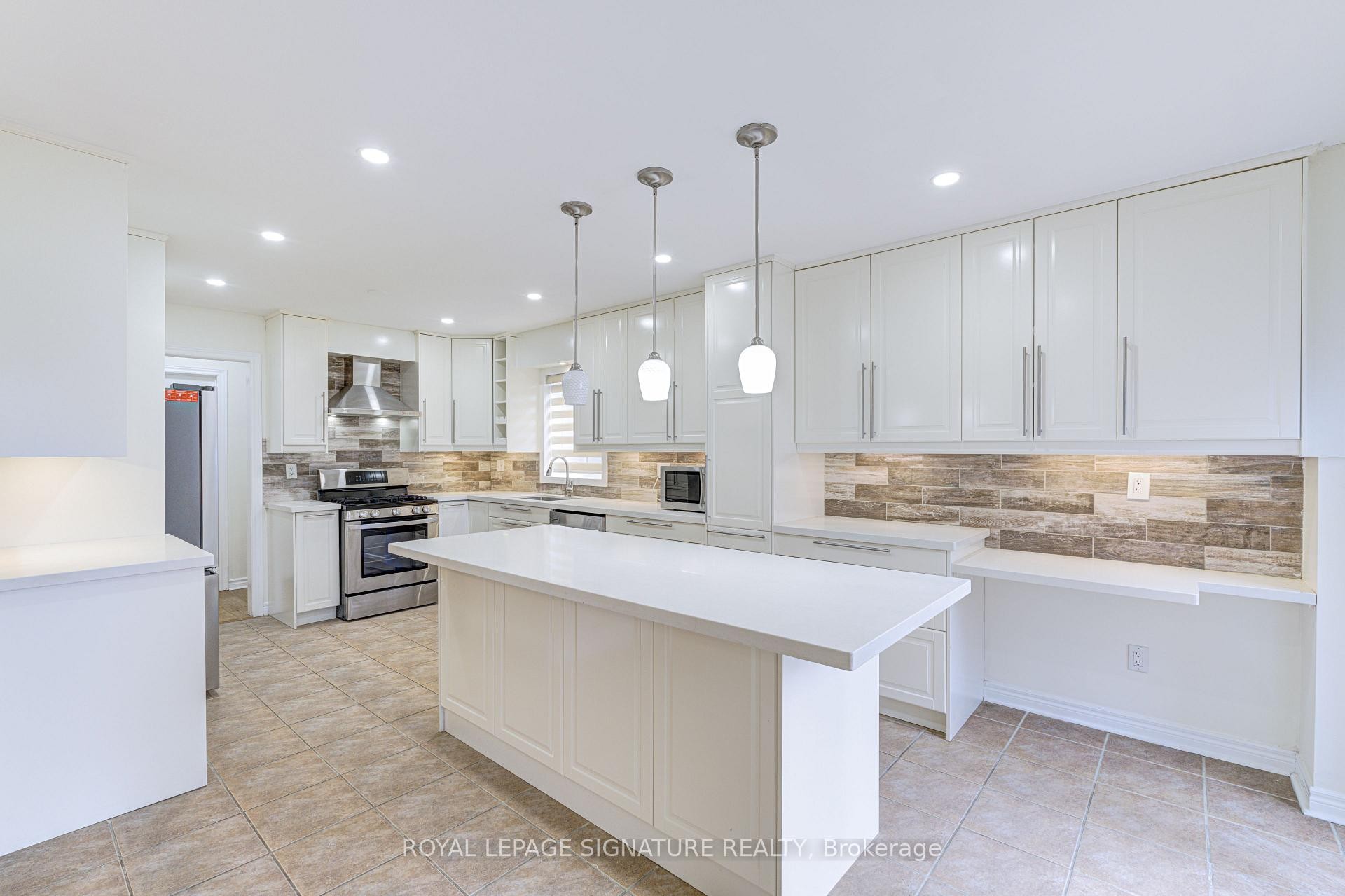 47 Lake Crescent, Barrie, ON - Indoor Photo Showing Kitchen With Upgraded Kitchen
