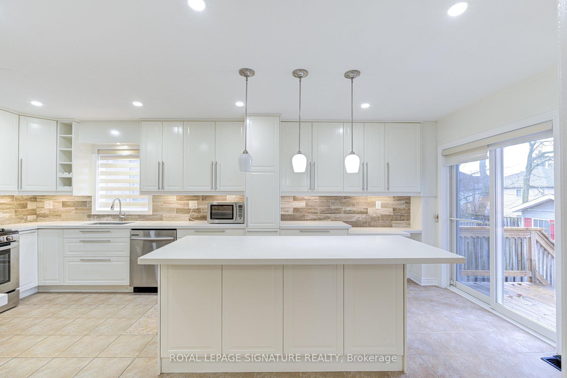 47 Lake Crescent, Barrie, ON - Indoor Photo Showing Kitchen With Upgraded Kitchen