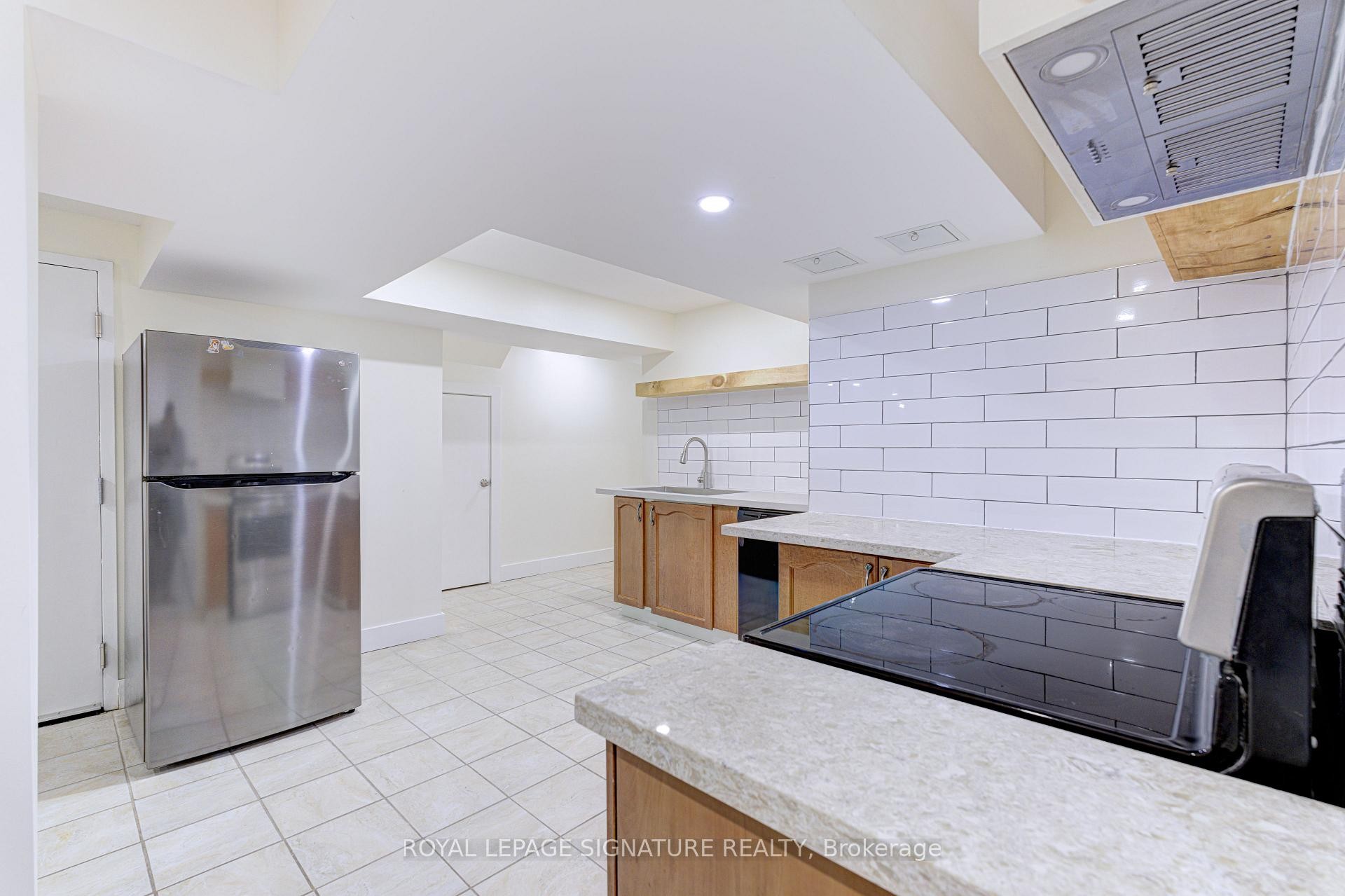 47 Lake Crescent, Barrie, ON - Indoor Photo Showing Kitchen