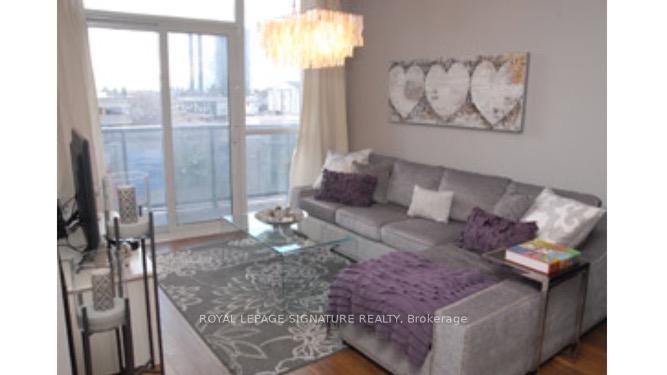 321-135 Village Green Square, Toronto, ON - Indoor Photo Showing Living Room