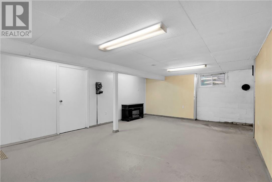 675 Brophy Street, Massey, ON - Indoor