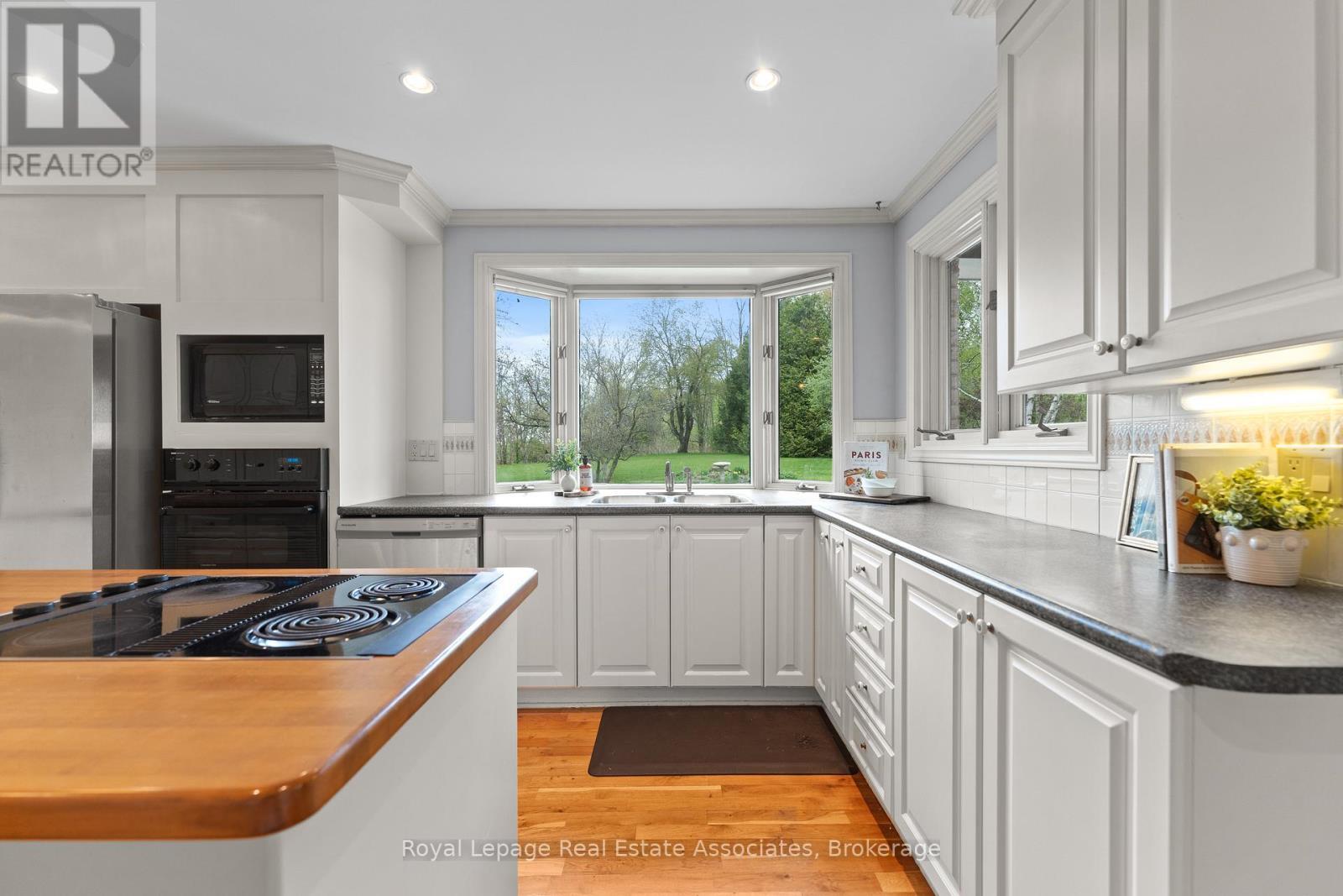 15633 Kennedy Road, Caledon, ON - Indoor Photo Showing Kitchen With Double Sink