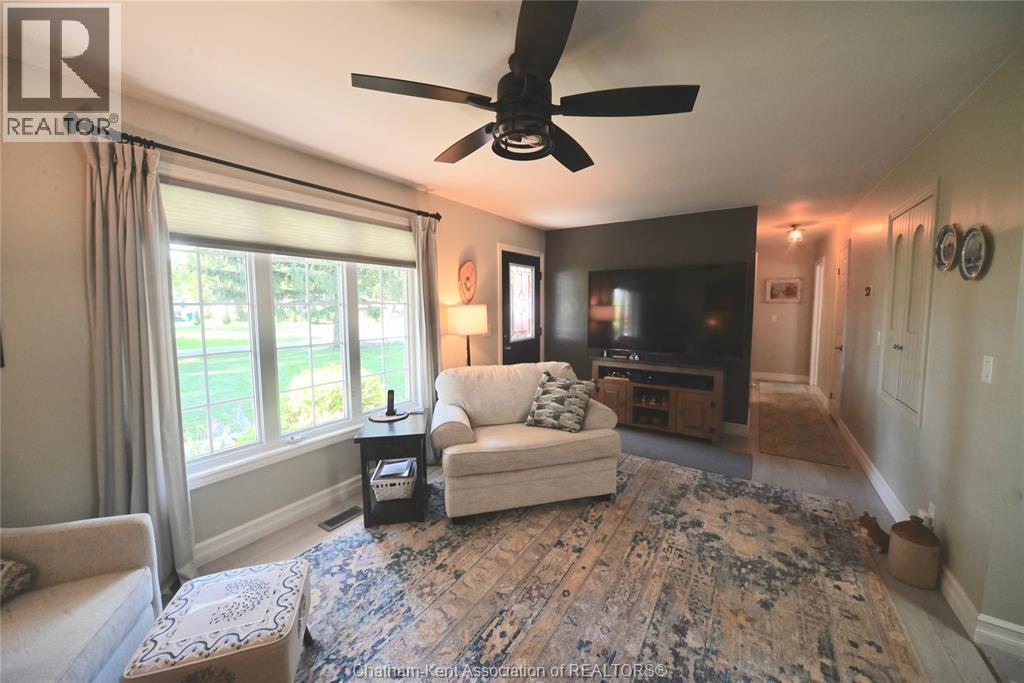 161 Queen Street, Highgate, ON - Indoor Photo Showing Living Room
