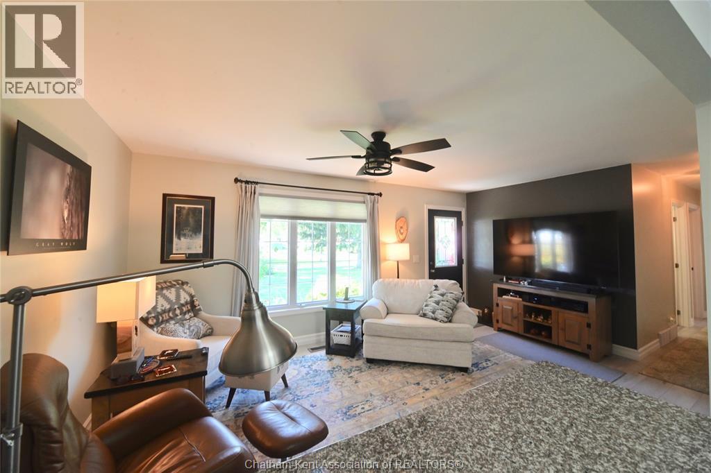 161 Queen Street, Highgate, ON - Indoor Photo Showing Living Room