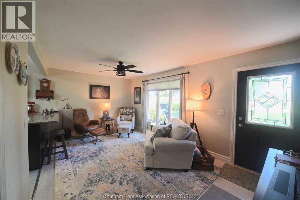 161 Queen Street, Highgate, ON - Indoor Photo Showing Living Room