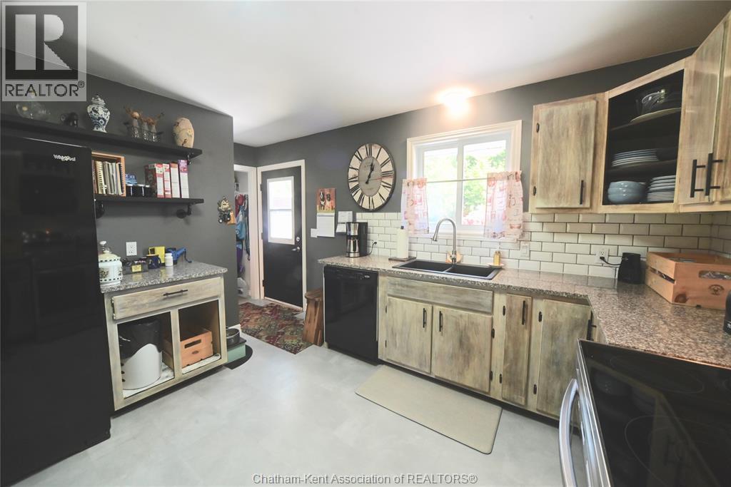 161 Queen Street, Highgate, ON - Indoor Photo Showing Kitchen
