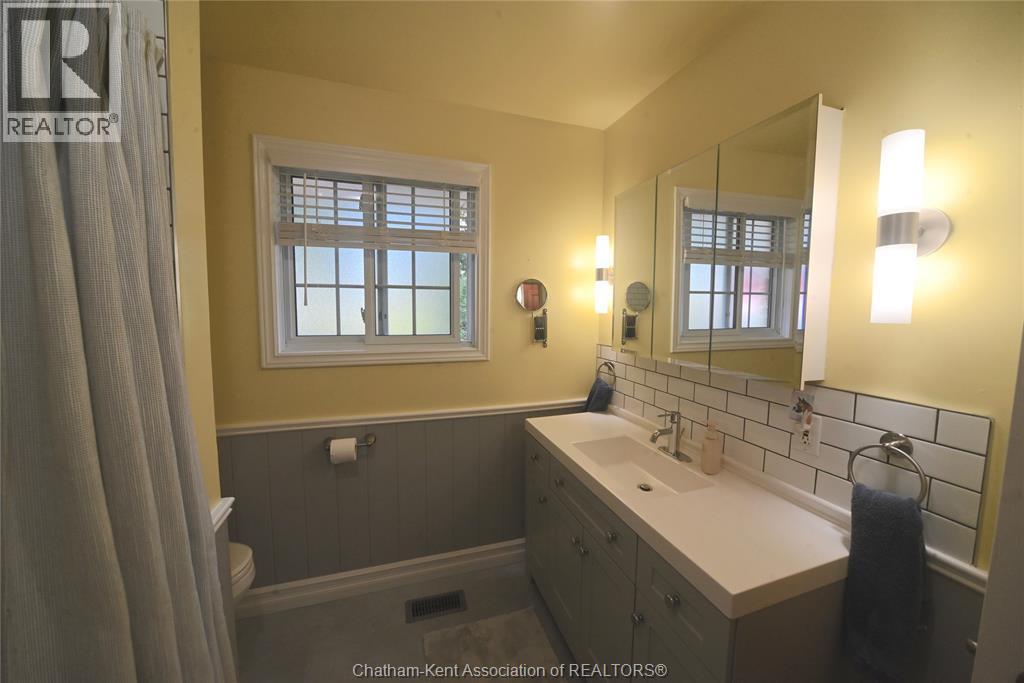 161 Queen Street, Highgate, ON - Indoor Photo Showing Bathroom