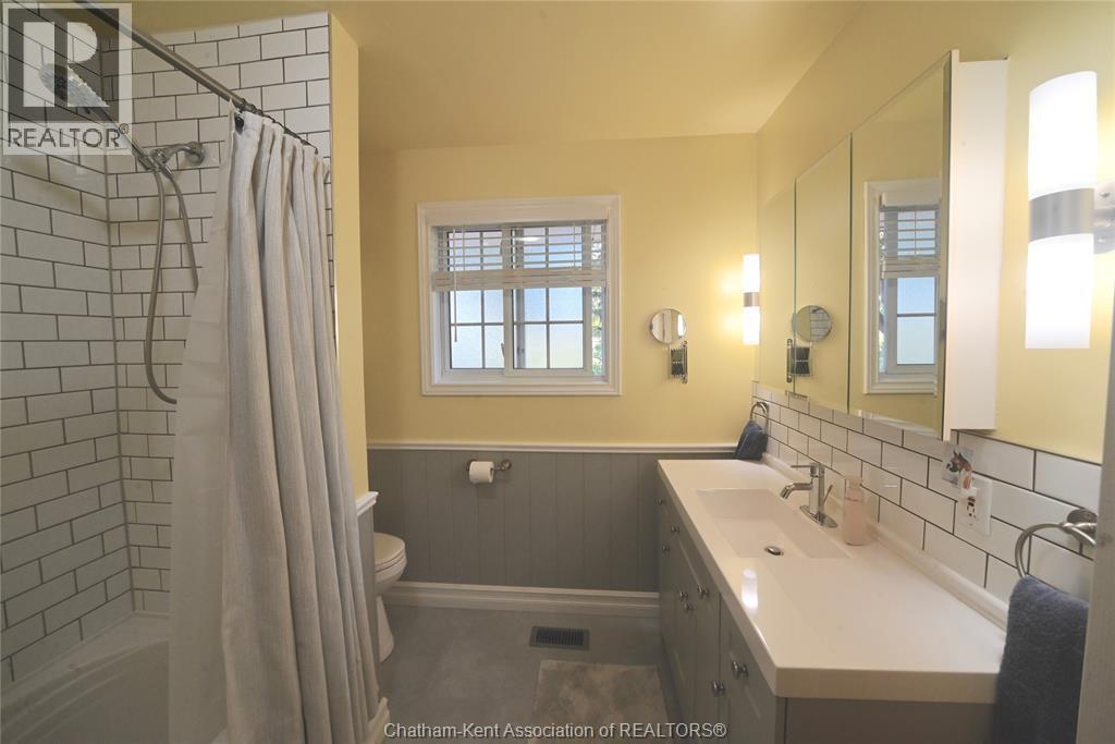 161 Queen Street, Highgate, ON - Indoor Photo Showing Bathroom