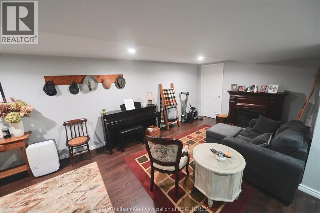 161 Queen Street, Highgate, ON - Indoor