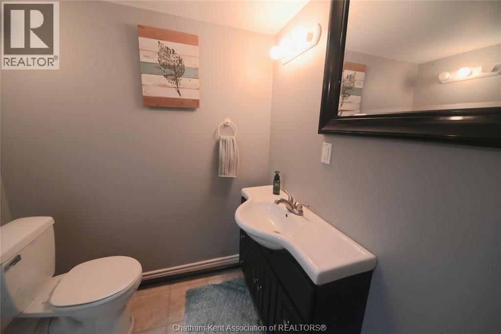 161 Queen Street, Highgate, ON - Indoor Photo Showing Bathroom