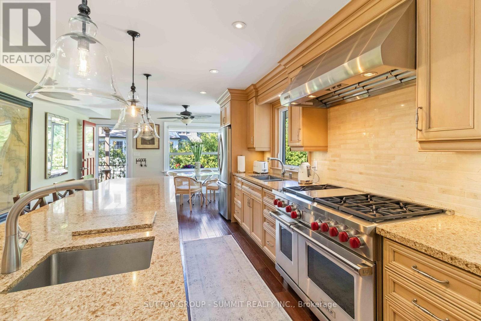 353 Queen Street S, Mississauga, ON - Indoor Photo Showing Kitchen With Upgraded Kitchen