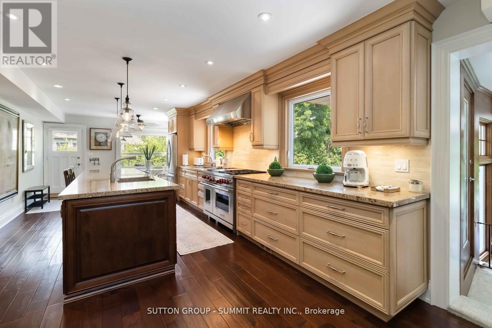 353 Queen Street S, Mississauga, ON - Indoor Photo Showing Kitchen With Upgraded Kitchen