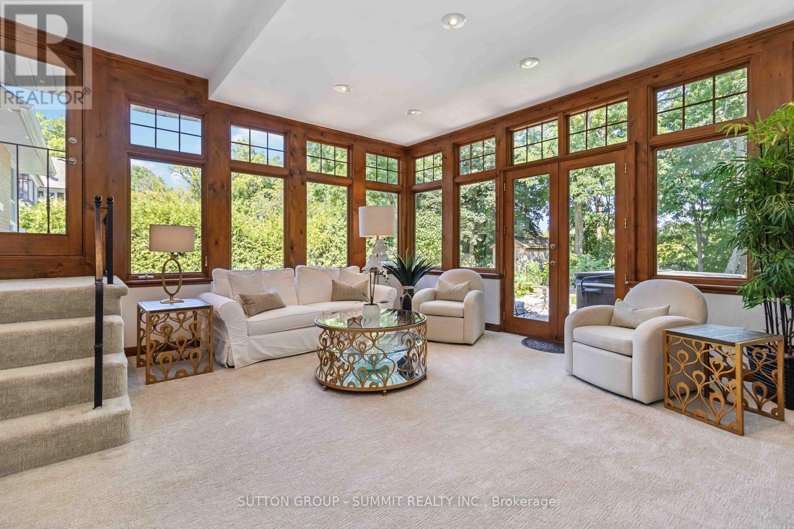 353 Queen Street S, Mississauga, ON - Indoor Photo Showing Living Room