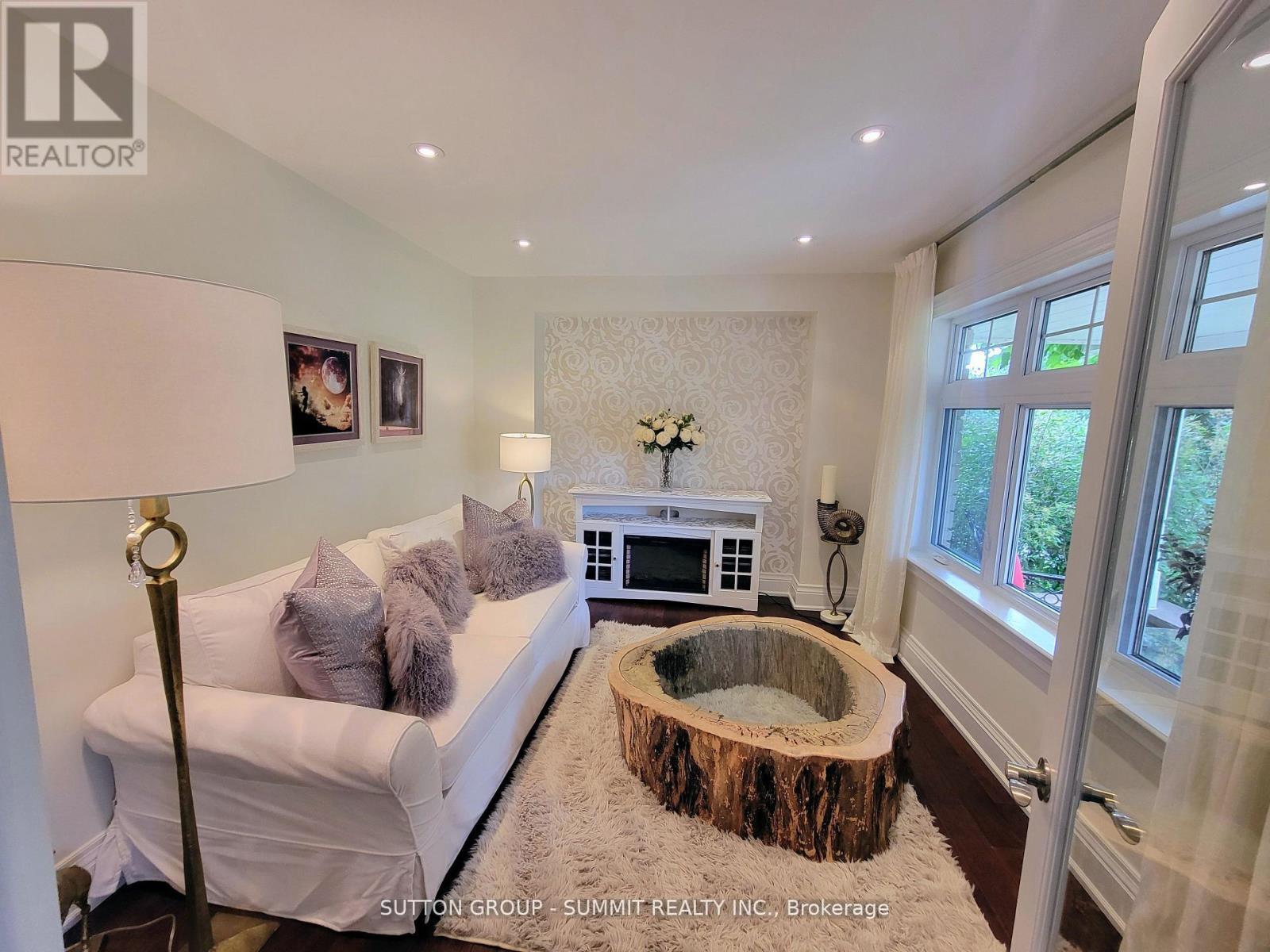 353 Queen Street S, Mississauga, ON - Indoor With Fireplace