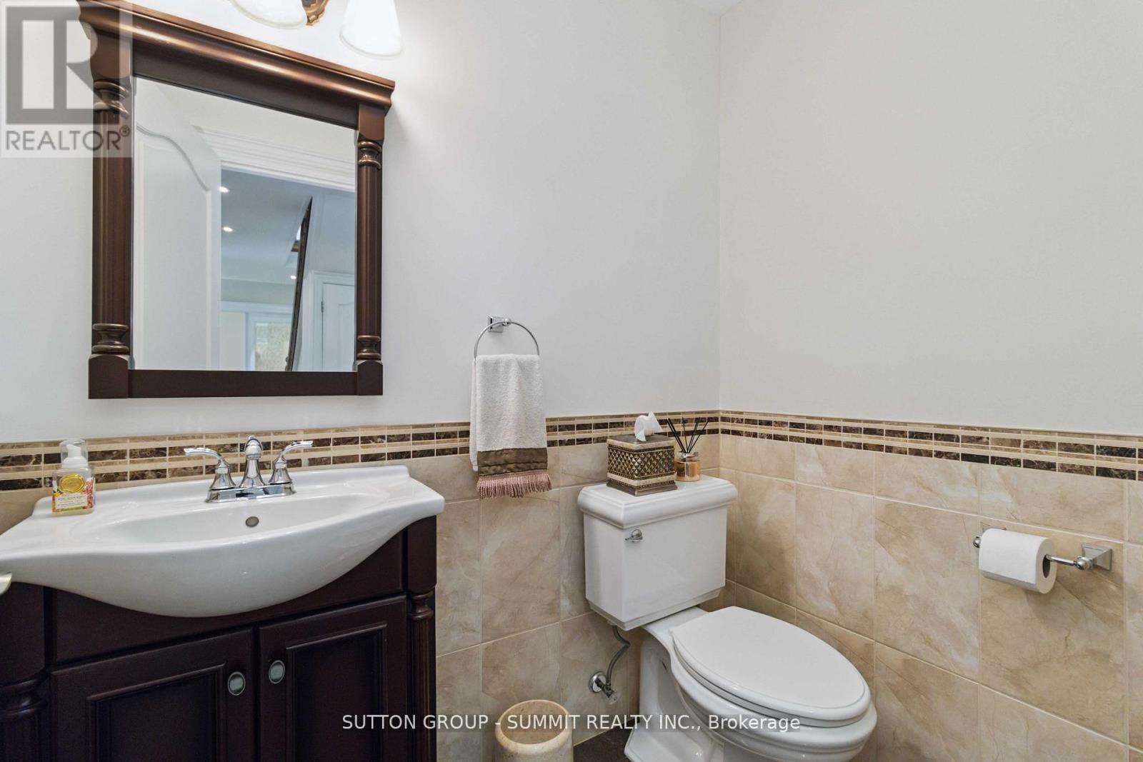 353 Queen Street S, Mississauga, ON - Indoor Photo Showing Bathroom