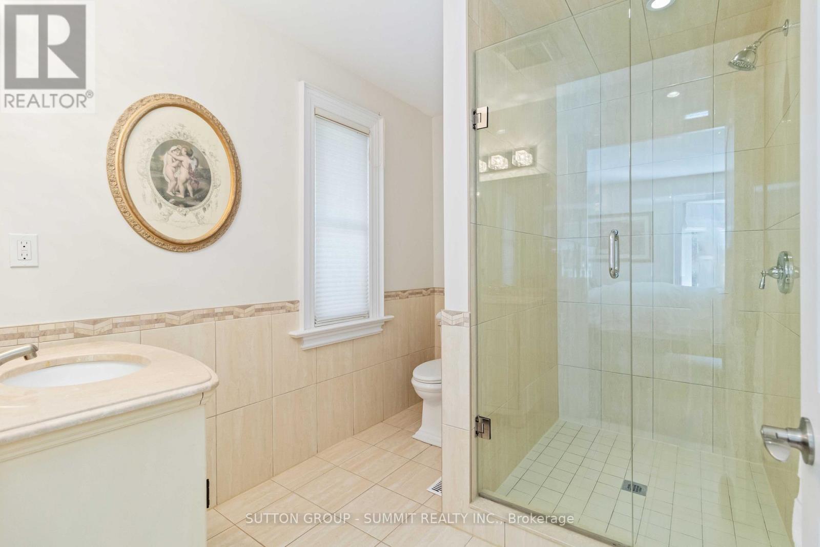 353 Queen Street S, Mississauga, ON - Indoor Photo Showing Bathroom