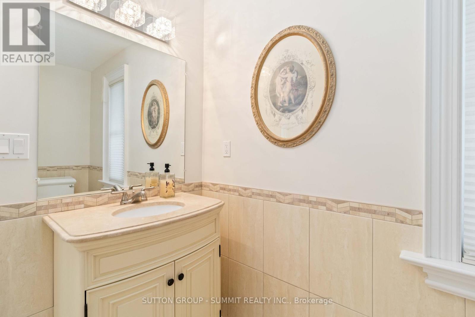 353 Queen Street S, Mississauga, ON - Indoor Photo Showing Bathroom