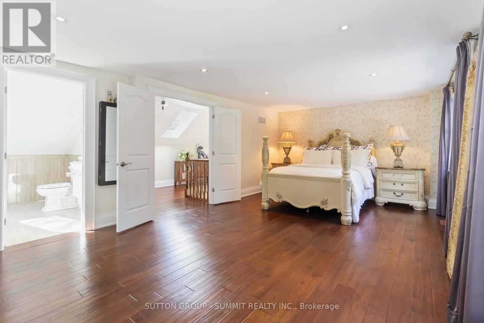 353 Queen Street S, Mississauga, ON - Indoor Photo Showing Bedroom