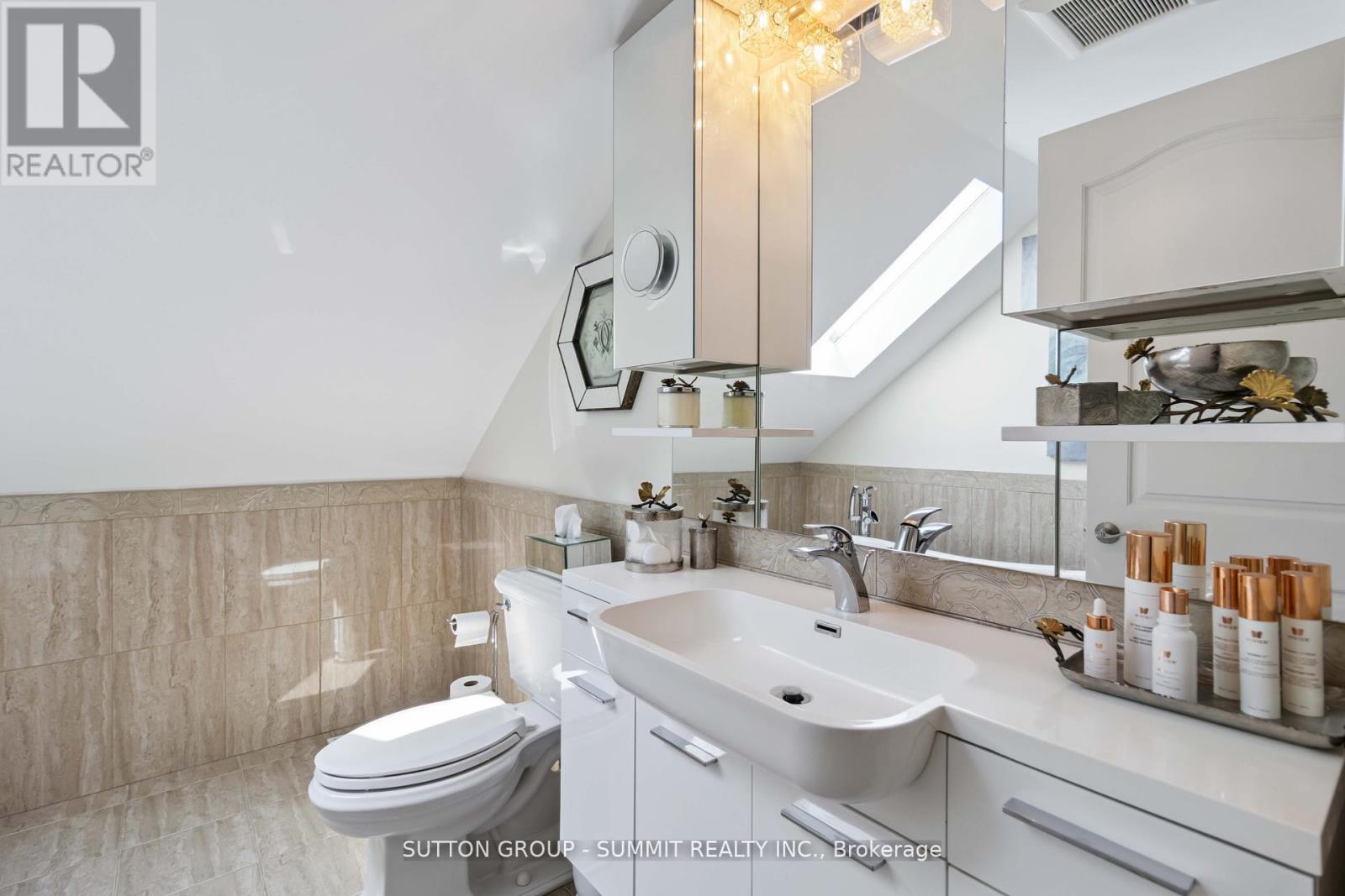 353 Queen Street S, Mississauga, ON - Indoor Photo Showing Bathroom