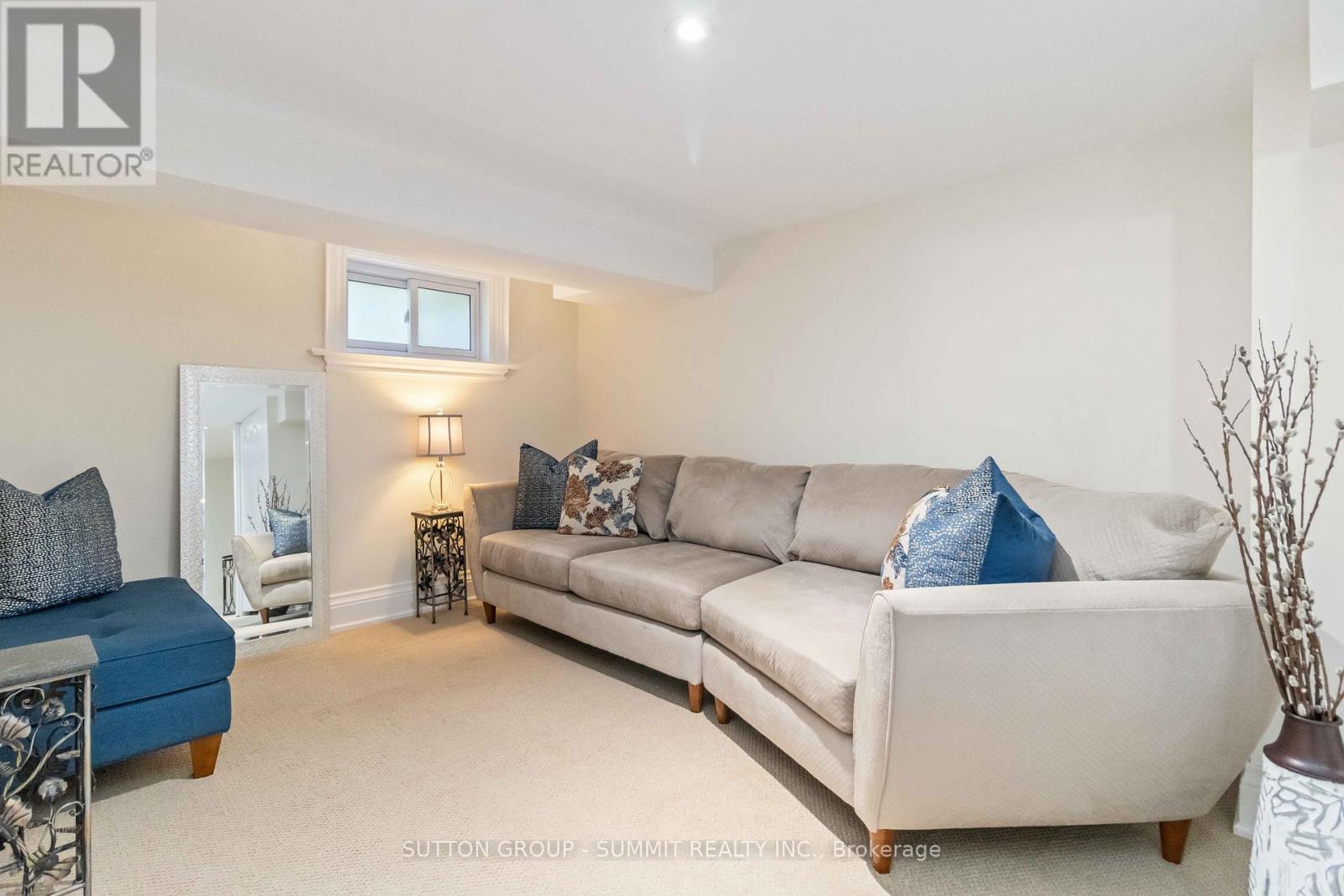 353 Queen Street S, Mississauga, ON - Indoor Photo Showing Living Room