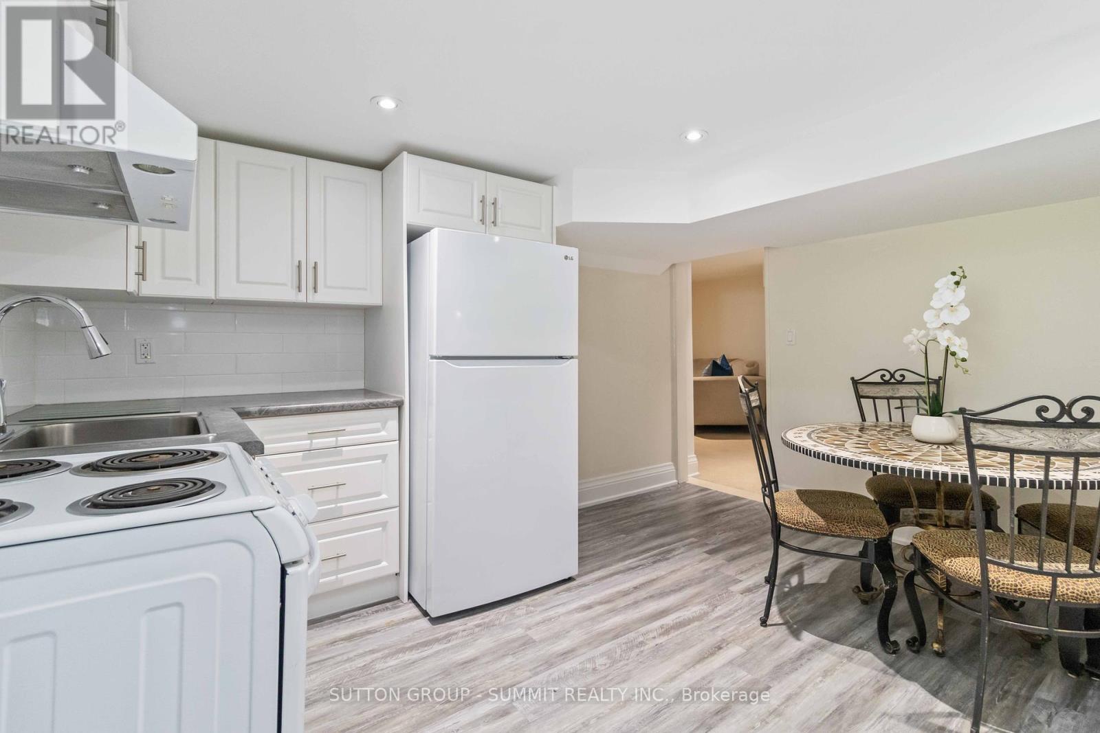 353 Queen Street S, Mississauga, ON - Indoor Photo Showing Kitchen