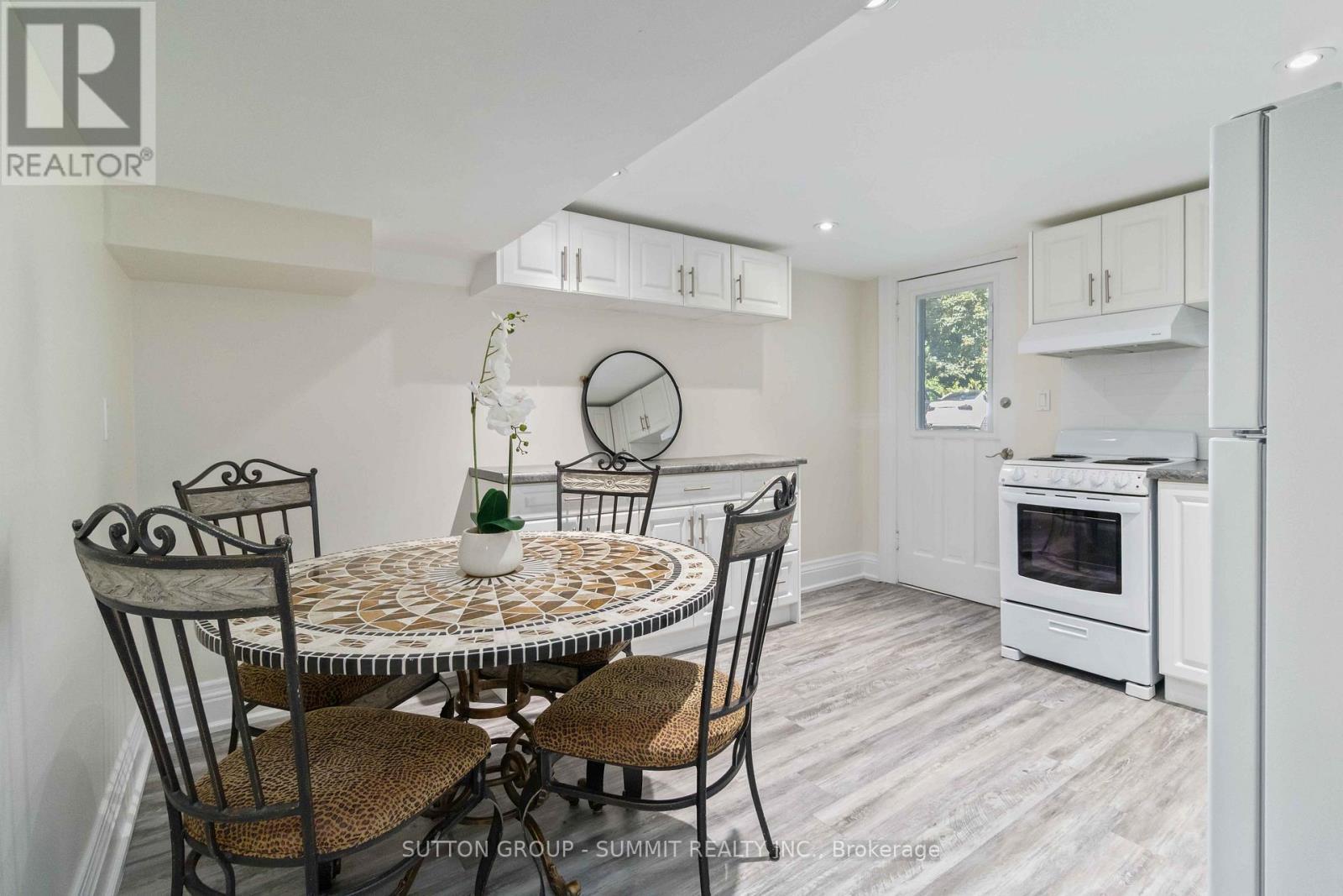 353 Queen Street S, Mississauga, ON - Indoor Photo Showing Dining Room