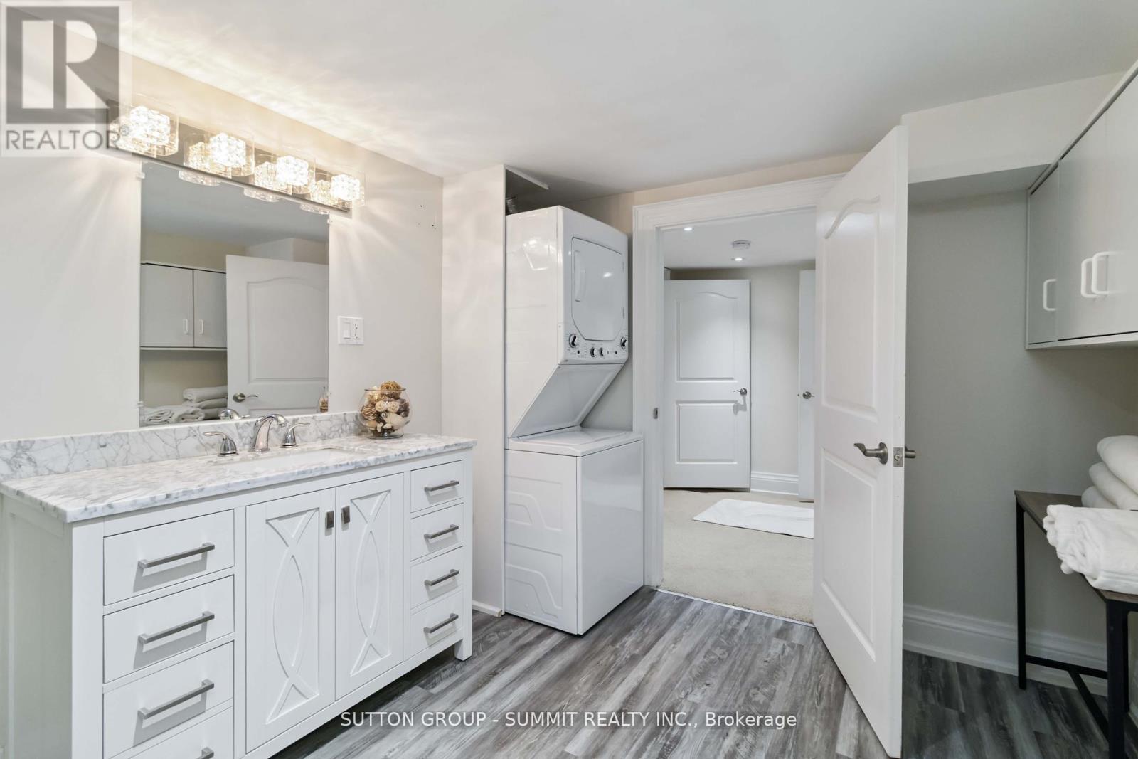 353 Queen Street S, Mississauga, ON - Indoor Photo Showing Laundry Room