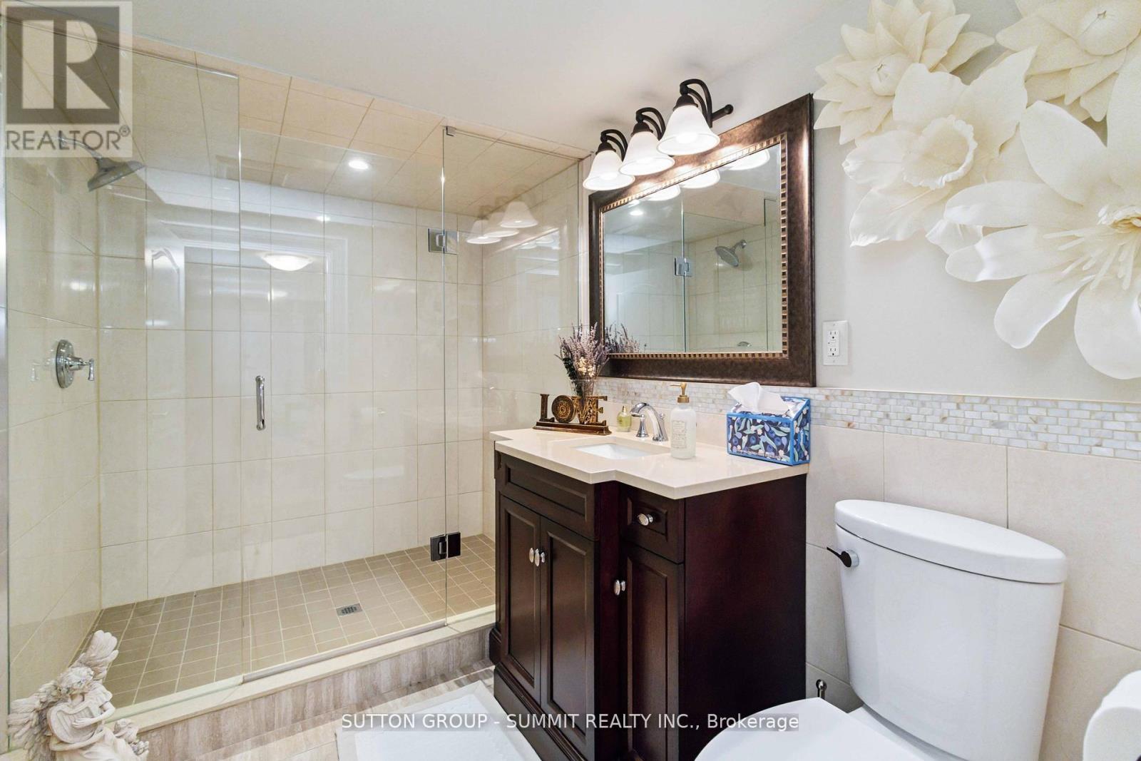 353 Queen Street S, Mississauga, ON - Indoor Photo Showing Bathroom