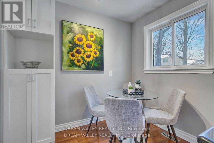 52 South Marine Drive, Toronto, ON - Indoor Photo Showing Dining Room
