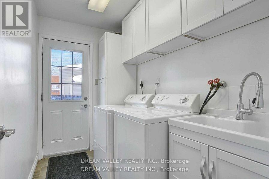 52 South Marine Drive, Toronto, ON - Indoor Photo Showing Laundry Room