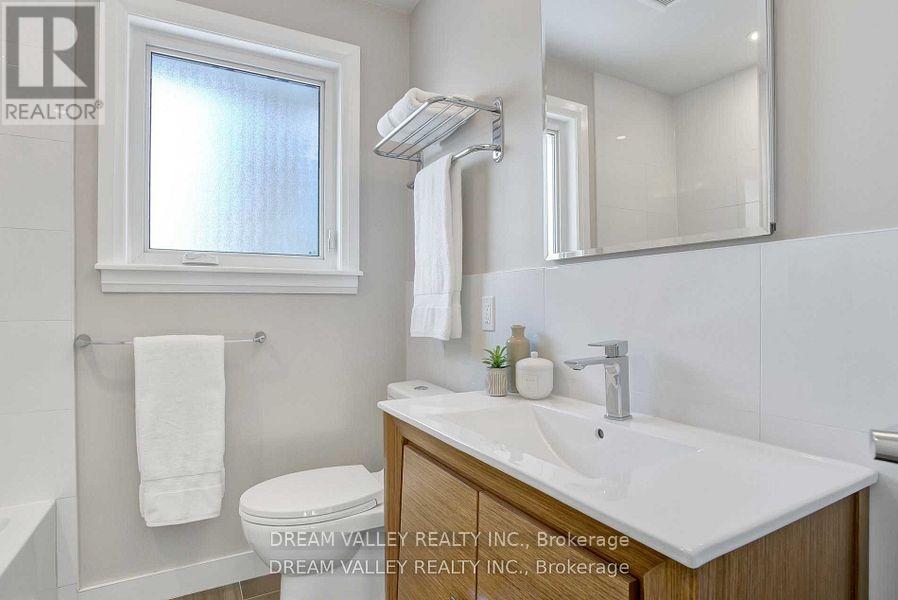 52 South Marine Drive, Toronto, ON - Indoor Photo Showing Bathroom