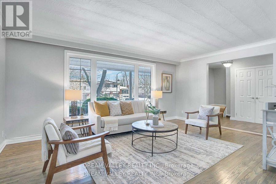 52 South Marine Drive, Toronto, ON - Indoor Photo Showing Living Room