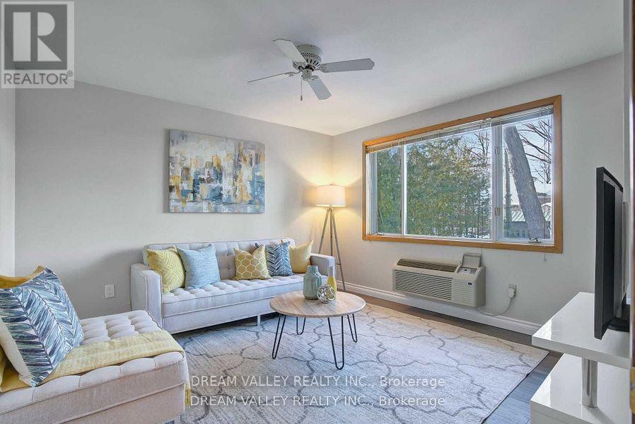 52 South Marine Drive, Toronto, ON - Indoor Photo Showing Living Room