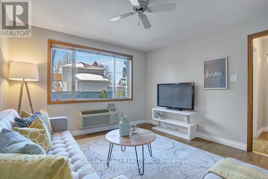 52 South Marine Drive, Toronto, ON - Indoor Photo Showing Living Room