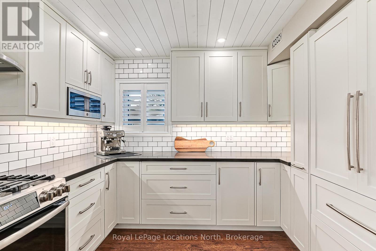 423 Mariners Way, Collingwood, ON - Indoor Photo Showing Kitchen With Upgraded Kitchen