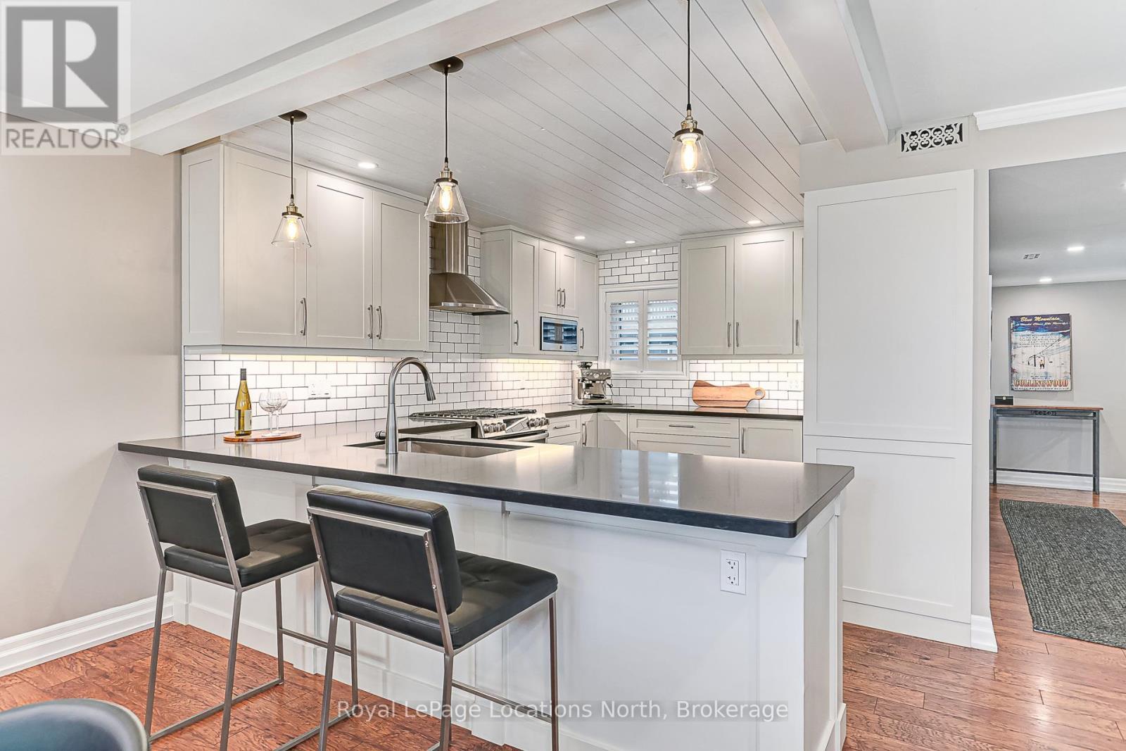 423 Mariners Way, Collingwood, ON - Indoor Photo Showing Kitchen With Upgraded Kitchen
