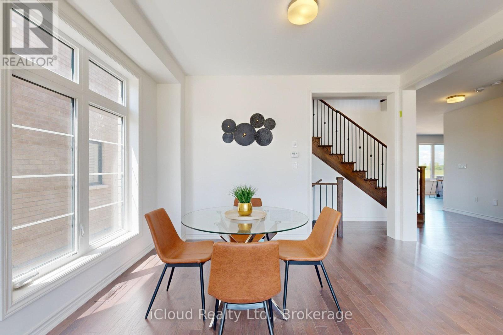 51 Sparrow Way, Adjala-Tosorontio, ON - Indoor Photo Showing Dining Room