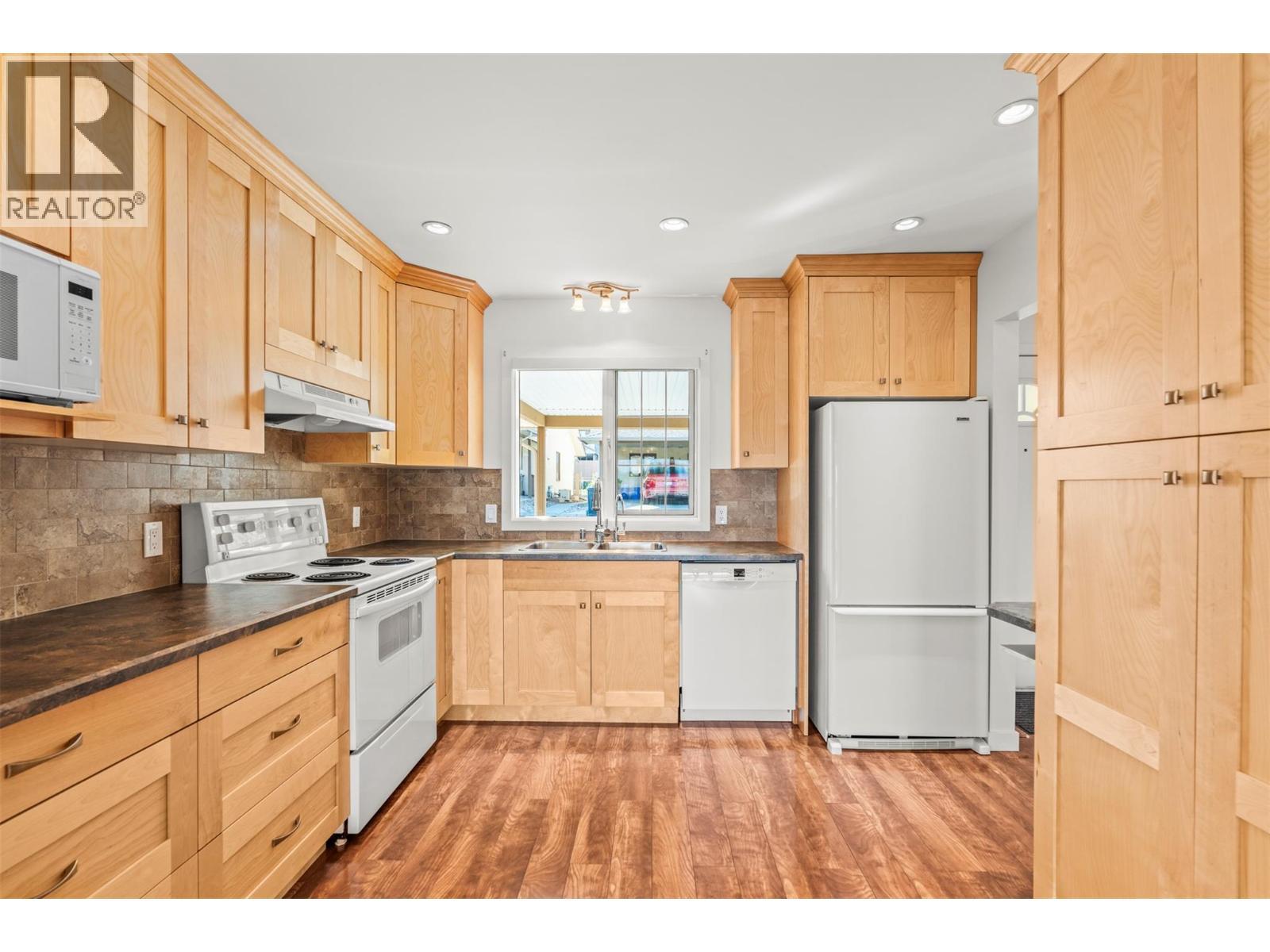 3930 20 Street Unit# 6, Vernon, BC - Indoor Photo Showing Kitchen With Double Sink